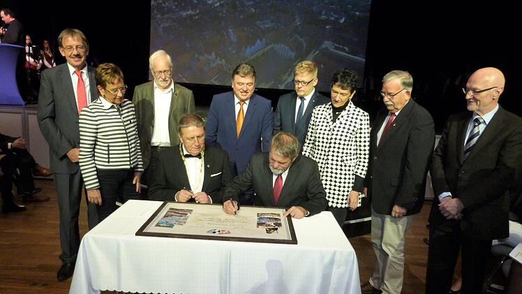 Die  Partnerschaftsurkunde "50 Jahre Städtefreundschaft Kulmbach - Lüneburg" wurde von Kulmbachs OB Henry Schramm und Lüneburgs OB Ulrich Mädge unterzeichnet.