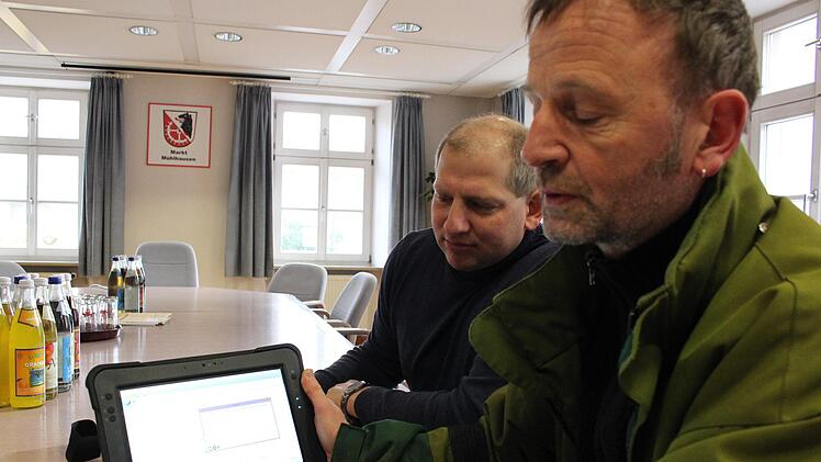 Auf seinem Tablet hält Diplom-Ingenieur Uwe Niedenthal (rechts mit Bürgermeister Klaus Faatz) alle Daten fest.Evi Seeger