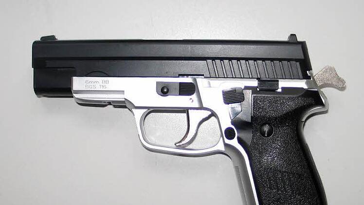 Eine Softairpistole sieht einer echten Waffe sehr &auml;hnlich. Symbolfoto: Polizei Niederbayern, dpa