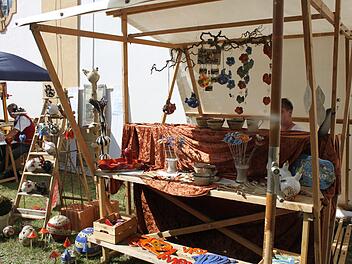 Kunsthandwerkermarkt an der Kirche Foto: Carmen Schwind