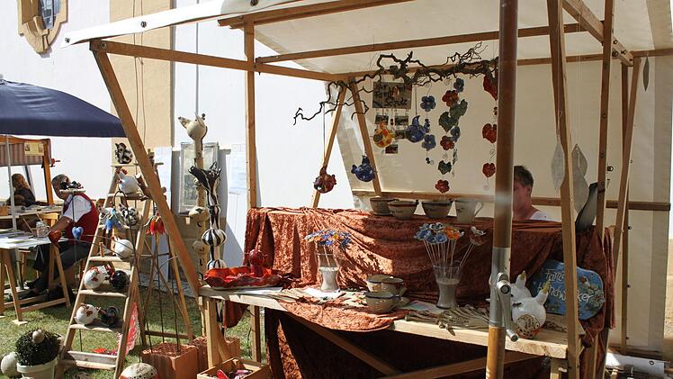 Kunsthandwerkermarkt an der Kirche Foto: Carmen Schwind