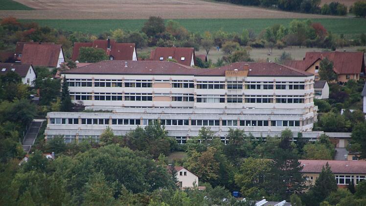 In Münnerstadt wird aktuell ein neues Berufsbildungszentrum (BBZ) gebaut, das alte Gebäude wurde schon im Jahr 2012 mit nur noch 391 726 Euro bewertet. Foto: Thomas Malz, gemalt von Marie