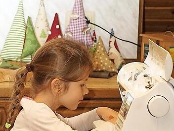 Für den guten Zweck: Voller Eifer sitzt die Siebenjährige an ihrer Nähmaschine. Foto: privat