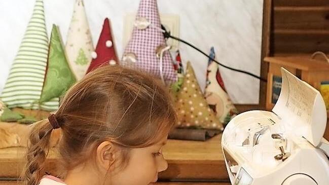 Für den guten Zweck: Voller Eifer sitzt die Siebenjährige an ihrer Nähmaschine. Foto: privat