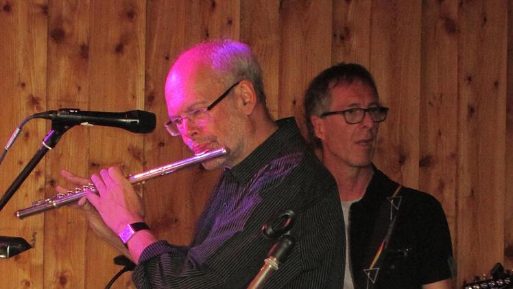 Im Einklang: Bandleader und Flötist Frank Seifert und Gitarrist Volker Büchs.