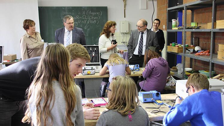 Luise Pannek, Landrats-Stellvertreter Bernhard Ruß, Annette Seidel (Eon), Bürgermeister Robert Herrmann und Burkhard Butz (Eon) - hintere Reihe von links - schauten den Schülern über die Schulter.