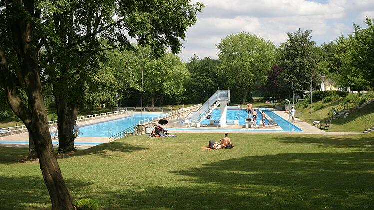 Freibad Gaustadt 10. Mai bis Mitte September Mo - Fr 8.30 - 20 Uhr (Einlass bis 19 Uhr) u. Sa/So/Feiertag 8 - 20 Uhr (Einlass bis 19 Uhr); Nachsaison (September) 10 - 18 Uhr3,60 Euro (Erw.)/erm. 1,90 Euro Dauerkarte Erwachsene 82,30 Euro  Foto: Matthias Hoch
