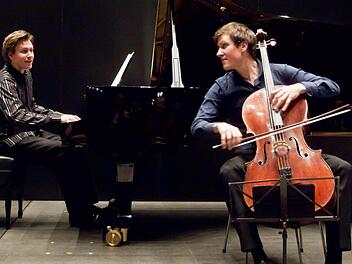 Faszinierend intensiver musikalischer Dialog: Nicolai Gerassimez am Klavier und Wassily Gerassimez am Violoncello. Foto: Jochen Berger