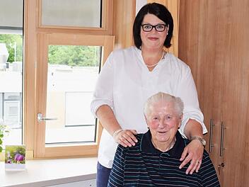 Bewohner Erhard Schäfer mit der neuen Heimleitung Kerstin Stumpff-Griebel. Foto: Carl-von-Heß´sche Sozialstiftung