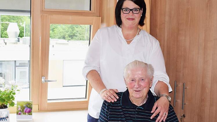 Bewohner Erhard Schäfer mit der neuen Heimleitung Kerstin Stumpff-Griebel. Foto: Carl-von-Heß´sche Sozialstiftung