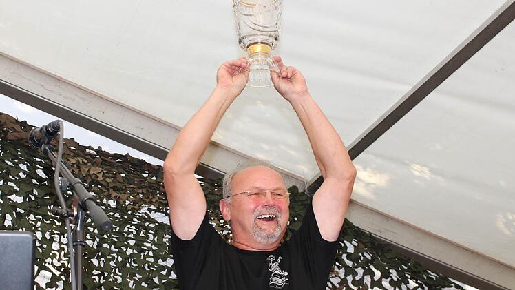 Für ein Jahr gehört der Adolf-Wedel-Wanderpokal Andreas Koch.  Foto: Evi Seeger