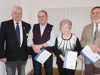 Beim VdK Ortsverband Walddörfer wurden Mitglieder für langjährige Treue zum Verband geehrt. Das Bild zeigt von links den stellvertretenden Kreisvorsitzenden Dieter Wirsing, Ludwig Holzheimer, Erika Böhnlein und Alfons Holzheimer.  Foto: Marion Eckert
