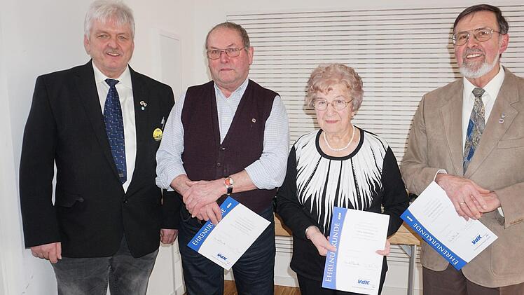 Beim VdK Ortsverband Walddörfer wurden Mitglieder für langjährige Treue zum Verband geehrt. Das Bild zeigt von links den stellvertretenden Kreisvorsitzenden Dieter Wirsing, Ludwig Holzheimer, Erika Böhnlein und Alfons Holzheimer.  Foto: Marion Eckert