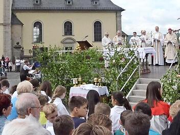 Vor über 500 Wallfahrern fand die Dekanatswallfahrt in Glosberg statt. Links die Wallfahrtskirche Mariä Geburt Glosberg, rechts die Priester mit Weihbischof Herwig Gössl (6.v.r.) und Regionaldekan Thomas Teuchgräber (5.v.r.) Fotos: Karl-Heinz Hofmann