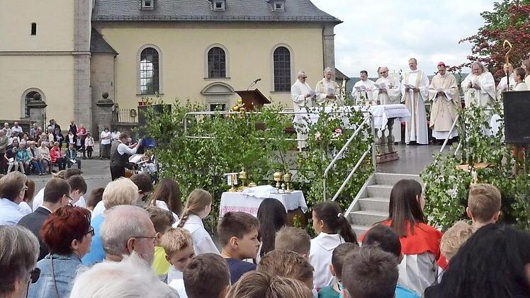 Vor über 500 Wallfahrern fand die Dekanatswallfahrt in Glosberg statt. Links die Wallfahrtskirche Mariä Geburt Glosberg, rechts die Priester mit Weihbischof Herwig Gössl (6.v.r.) und Regionaldekan Thomas Teuchgräber (5.v.r.) Fotos: Karl-Heinz Hofmann