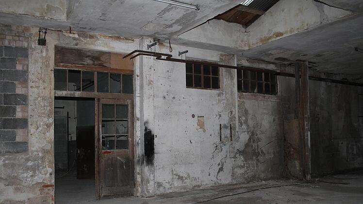 Die Hallen der Industriebrache werden allesamt entkernt und mit einem neuen Boden versehen. Foto: Sonny Adam