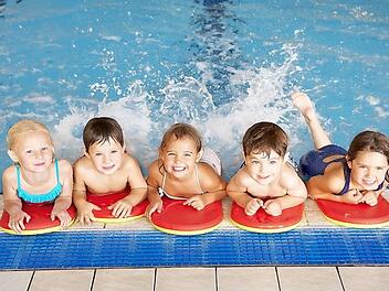 Die kleinen Schwimmer k&ouml;nnen das Seepferdchen oder den Pirat als Abzeichen erwerben. Foto: BRK-Wasserwacht