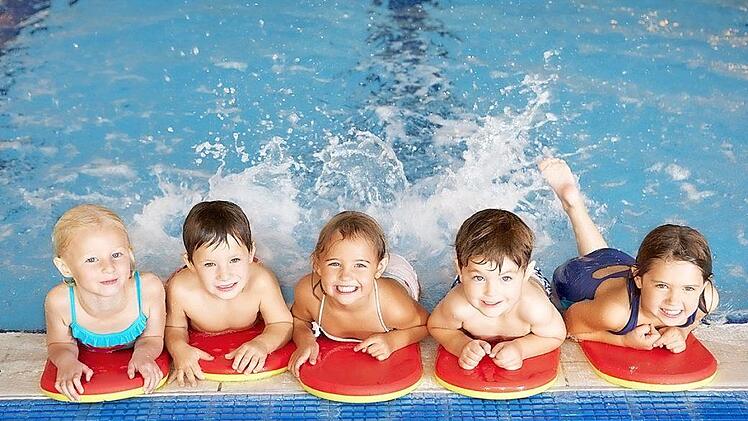 Die kleinen Schwimmer k&ouml;nnen das Seepferdchen oder den Pirat als Abzeichen erwerben. Foto: BRK-Wasserwacht