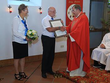 Mariette Will und Pfarrer Werner Wolf gratulieren Herbert Grembler. Foto: Franz Galster