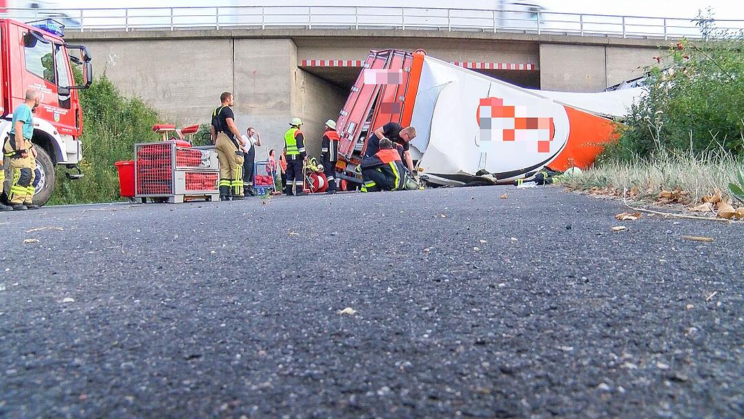 Bei Würzburg: Spektakulärer Sturz auf der A3 – Sattelzug fällt  von Autobahnbrücke auf Staatsstraße