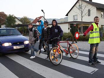 Von der Fahrzeugkontrolle bis zur Schülerlotsenunterweisung reicht die Straßenverkehrs-Sicherheitspalette der Gebietsverkehrswacht. Diese feierte jetzt ihr 50-jähriges Gründungsfest. Foto: Karlheinz Franz