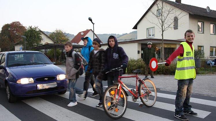 Von der Fahrzeugkontrolle bis zur Schülerlotsenunterweisung reicht die Straßenverkehrs-Sicherheitspalette der Gebietsverkehrswacht. Diese feierte jetzt ihr 50-jähriges Gründungsfest. Foto: Karlheinz Franz