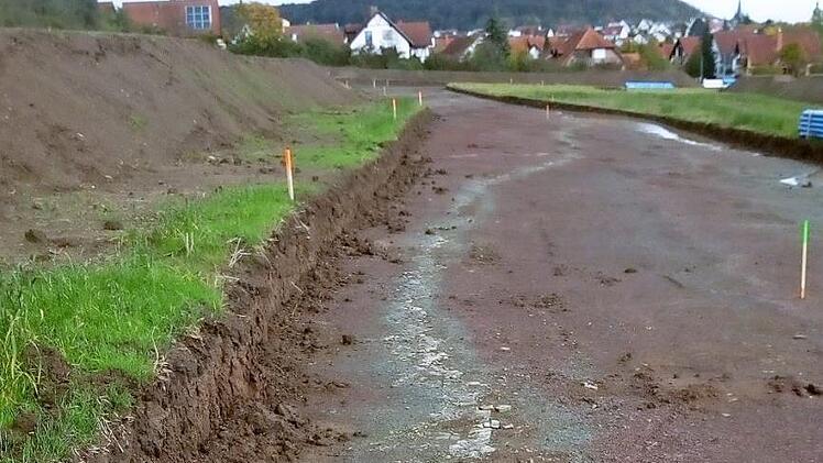 Die "Unteren Bunten Estherien" sind im Oberboden nicht zu erkennen, zeigen aber bei dessen Abtrag ihr Farbenspiel. Sehr auffällig hell präsentiert sich eine Steinbank wie ein Band, die vermutlich dem Acrodus-Corbula-Horizont zugeordnet werden kann.  Foto: Mark Werner (Historischer Verein Landkreis Haßberge)
