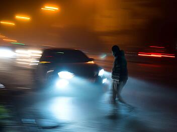 Ein 82-J&auml;hriger wurde in Hof auf der Ernst-Reuter-Stra&szlig;e von einem Auto erfasst.