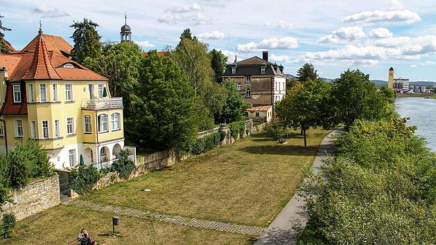 Entlang des Ha&szlig;furter Mainufers finden Spazierg&auml;nger nicht nur Entspannung, sondern auch pomp&ouml;se Villen. Foto: Teresa Hirschberg