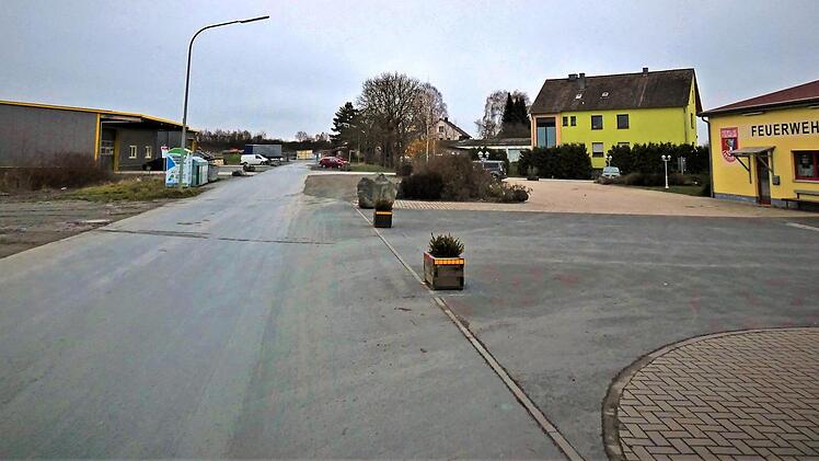 Für den Kinderhort und die Grundschule in Lanzendorf soll eine Bring- und Holzone mit einem Wendekreis am Ende der Ortsstraße Am Bahnhof eingerichtet werden. Foto: Werner Reißaus