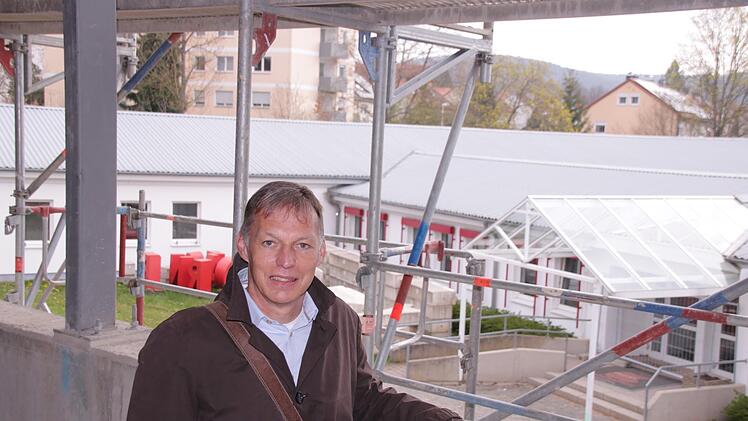 Architekt Stefan Richter im Rohbau. Dahinter der Haupteingang der Schule. Foto: Benedikt Borst