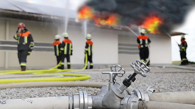 Feuerwehr löscht Feuer, Brand, Feuerwehreinsatz