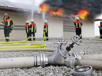 Feuerwehr löscht Feuer, Brand, Feuerwehreinsatz