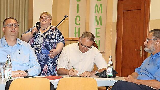 Die neue Gemeindereferentin Christina Schweda bei ihrer Vorstellung mit (von links) leitendem Pfarrer Christian Montag, Pfarrvikar Georg Birkel und dem scheidenden Diakon Rainer Daum.