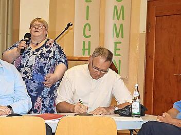 Die neue Gemeindereferentin Christina Schweda bei ihrer Vorstellung mit (von links) leitendem Pfarrer Christian Montag, Pfarrvikar Georg Birkel und dem scheidenden Diakon Rainer Daum.