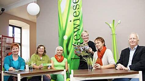 Auf der Lesewiese (von links): Maria Goerke, Ilse Stein, Gudrun Rüger, Jutta Hack, Karin Wengerter und Eberhard Munz Foto: Arkadius Guzy