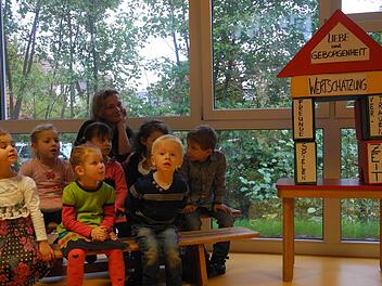 Auf starken Säulen innerer Harmonie ruht das "Haus für Kinder am Ellernbach", das dieser Tage eingeweiht wurde. Kinder zeigten, wie wohl sie sich darin fühlen.