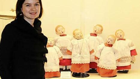 Bernadette Gorsler mit den Sängerknaben: Sie wird das Puppenmuseum bis Ende Februar 2015 leiten und so lange Christine Spiller vertreten.