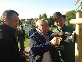 "Ich fühle mich wahnsinnig geehrt", versicherte Altbürgermeister Siegfried Erhard, als ihm die Vereine einen Baum im Douvres-Park pflanzten. Er durfte selbst das Gedenkschild befestigen.  Fotos: Stefan Geiger