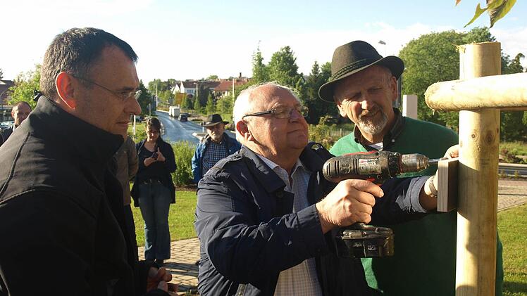 "Ich fühle mich wahnsinnig geehrt", versicherte Altbürgermeister Siegfried Erhard, als ihm die Vereine einen Baum im Douvres-Park pflanzten. Er durfte selbst das Gedenkschild befestigen.  Fotos: Stefan Geiger