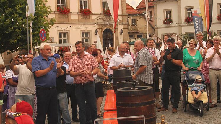 Schon zur Eröffnung herrschte auf dem Marktplatz reger Betrieb.