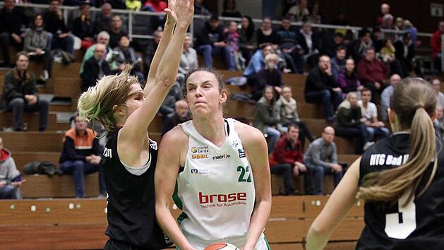 Tanja Lehnert (M.) war in der ersten Halbzeit, in der sie 14 Punkte erzielte, nicht zu bremsen. Foto: sportpress