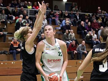 Tanja Lehnert (M.) war in der ersten Halbzeit, in der sie 14 Punkte erzielte, nicht zu bremsen. Foto: sportpress