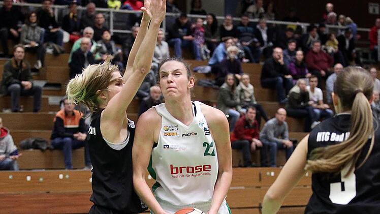 Tanja Lehnert (M.) war in der ersten Halbzeit, in der sie 14 Punkte erzielte, nicht zu bremsen. Foto: sportpress