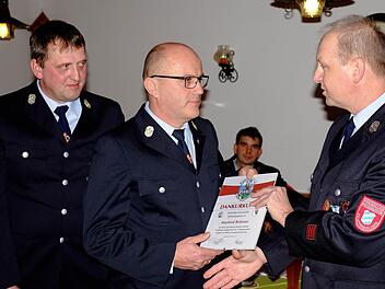 Edgar Sitzmann (links) und Detlef Heim (rechts) danken Manfred Brönner für seinen ehrenamtlichen Einsatz als Kommandant. Foto: Gerd Schaar