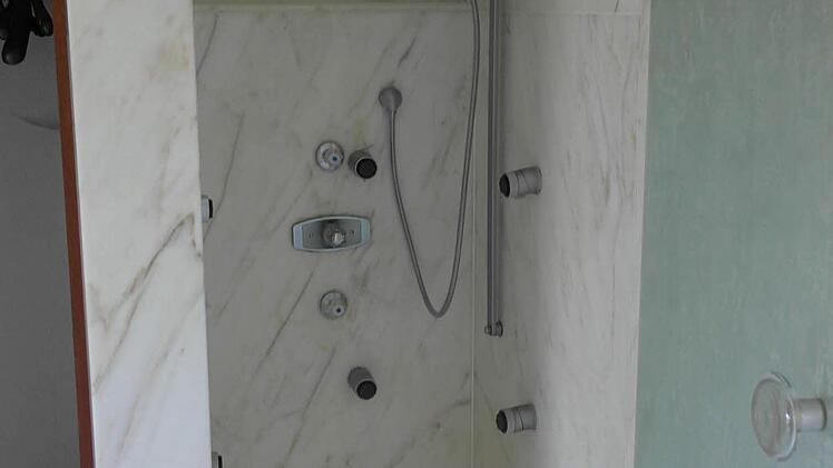 Dusche mit Massagedüsen im Marmor-Bad.