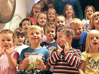 Die Kinder freuen sich über den Geldsegen.Foto: Mathias Erlwein