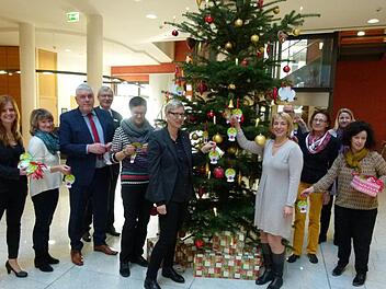 Den Weihnachtsbaum zu behängen mit den gesammelten Wunschkärtchen, das alleine bereitete den Unterstützern schon Freude.  Foto: Lothar Weidner