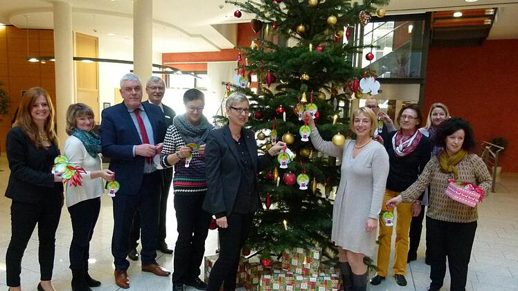 Den Weihnachtsbaum zu behängen mit den gesammelten Wunschkärtchen, das alleine bereitete den Unterstützern schon Freude.  Foto: Lothar Weidner