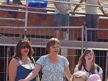 Dass in Krippenplätze investiert worden sei, habe sich als richtig erwiesen, so Bürgermeister Norbert Gräbner bei der Bürgerversammlung - hier das Richtfest 2013 vom Anbau der "Villa Kunterbunt".  Foto: Schülein/Archiv